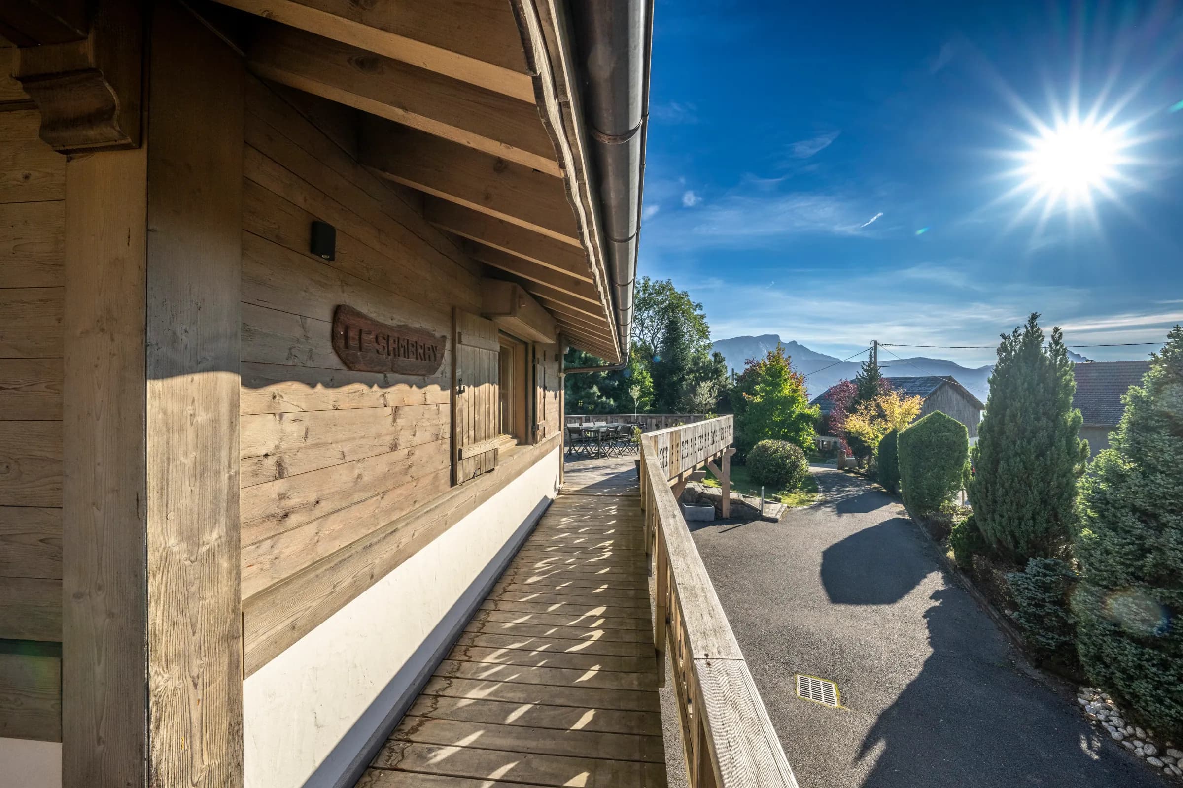 Balcon extérieur avec vue montagne